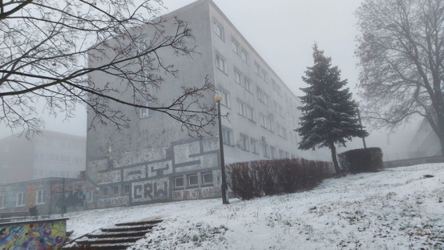 Termomodernizacja (ocieplenie ścian, stropu, wymiana okien) dodatkowo obniży koszty eksploatacji budynku. Wprowadzone zmiany zapewnią znaczną poprawę warunków zamieszkania dla studentów.