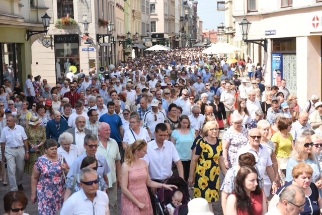 Postanowiliśmy sprawdzić, czy najpopularniejsze nazwiska w Polsce są równie powszechne w Toruniu. Co się okazało? Przysłowiowych "Nowaków i Kowalskich" jest w Toruniu mniej niż chociażby Lewandowskich. Jakie jeszcze niespodzianki odkrył przed nami Wydział Spraw Administracyjnych Urzędu Miasta Torunia? Sprawdźcie, ile osób nasi Wasze nazwisko!