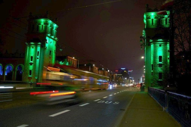 Most Poniatowskiego rozświetlił się na zielono