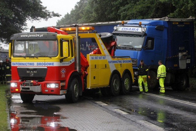 W Suchatówce płonie tir z meblami. Ogień gasi aż 10 zastępów straży pożarnej.