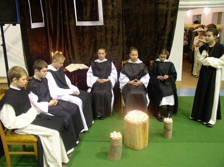 Uczniowie przebrani w stroje cystersów wystawili przedstawienie dotyczące życia mnichów w XIII wieku w Pogódkach.