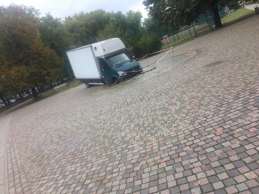 Ciężarówka wpadła do fontanny w Warszawie. Kuriozalna sytuacja w jednym z parków [ZDJĘCIA]