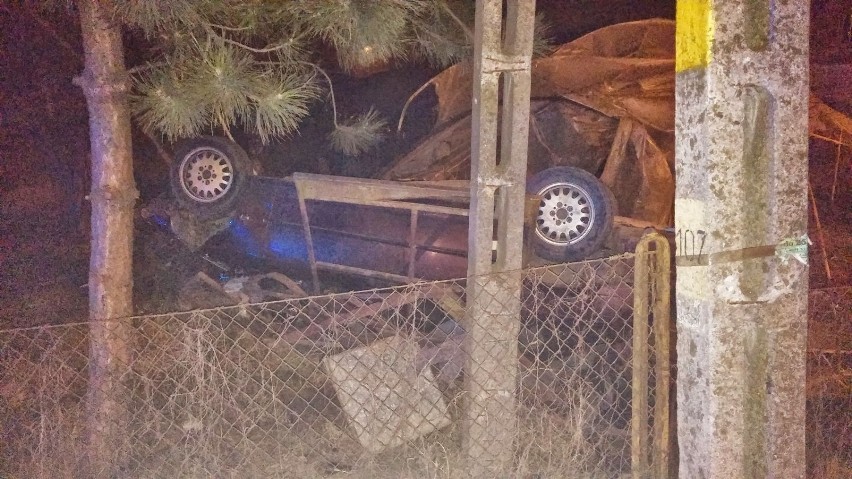 Wrak pojazdu po wypadku na Bielanach Wrocławskich 22.02.2015