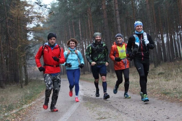 W niedzielę 1 grudnia o godz. 8.00 w Babimoście przy budynkiem Fitness Parku wystartowali uczestnicy Bakcyl Roadless Trail.

Za zadanie mieli pokonać trase o dystansie 52 km. Trasa poprowadziła przez drogi gruntowe - w minimalnym stopniu przez drogi asfaltowe. Na praktycznie całej długości trasa była dokładnie oznaczona.

Poznajcie śmiałków, którzy na dobry początek dnia przebiegają dziesiątki kilometrów!

WIDEO: Jak trenować jesienią na świeżym powietrzu?
