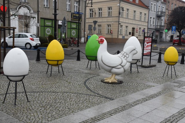 Pleszew. Wielkanocne dekoracje miejskie stanęły na Rynku - czyli jak Pleszew przygotowuje się na święta