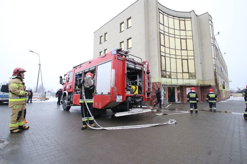 Zadymienie w Biedronce w Kielcach. Strażacy przeszukują budynek w poszukiwaniu zagrożenia