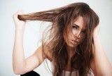 Masz problem z przetłuszczającymi się włosami? Zobacz, jak je prawidłowo myć i pielęgnować. Poznaj domowe sposoby, które naprawdę działają! 
