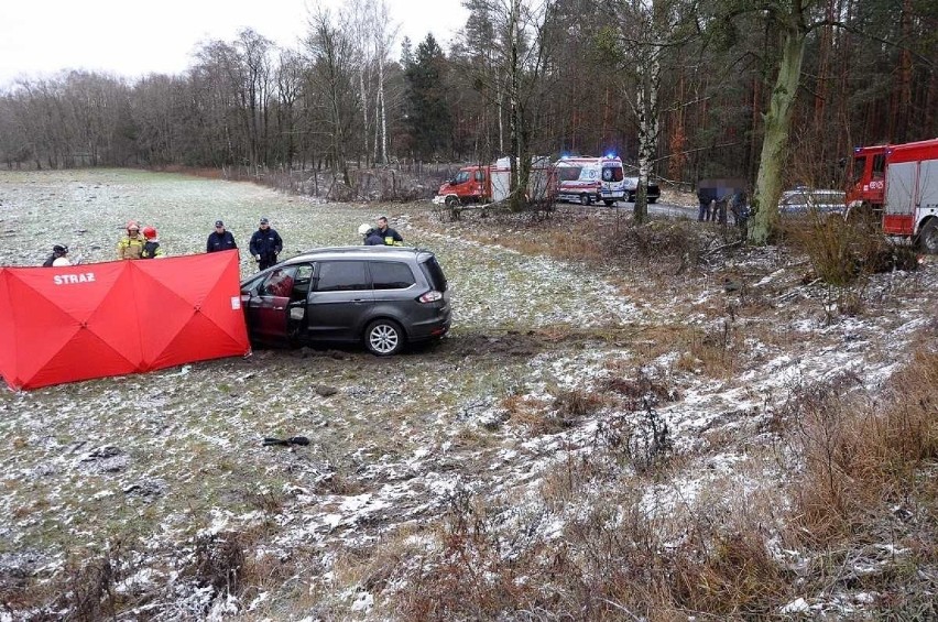 Pod Szubinem kierowca forda potrącił pieszą. Kobieta zmarła na miejscu. Policja wyjaśnia okoliczności