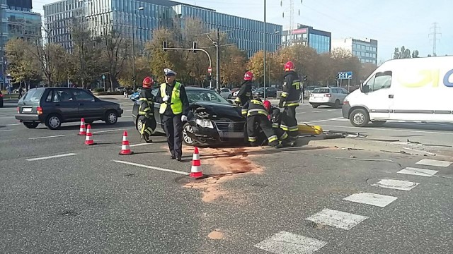 Wypadek na Wołoskiej. Samochód dachował na skrzyżowaniu z Domaniewską [ZDJĘCIA]