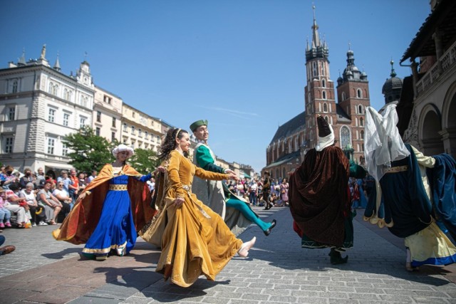 Widowiskiem na Rynku Głównym rozpoczął się w niedzielę 21 Festiwal Tańców Dworskich