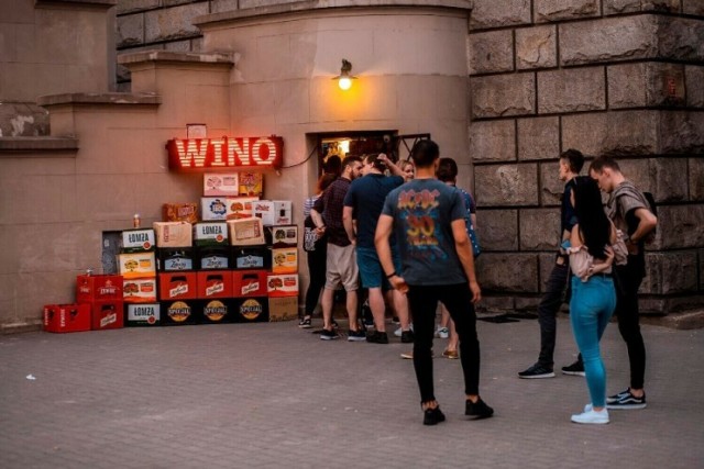 Nocny zakaz sprzedaży alkoholu w Warszawie? Kilka miast w Polsce takie przepisy już w prowadziło. W Warszawie dyskusje na ten temat toczą się już od dawna. Teraz stołeczni aktywiści, zebrali podpisy pod społeczne konsultacje społeczne w sprawie ograniczenia sprzedaży alkoholu.