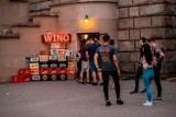 Nocny zakaz sprzedaży alkoholu w Warszawie? Aktywiści zebrali podpisy. "W stolicy łatwiej jest kupić nocą alkohol niż leki" 