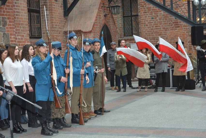 Błękitna Armia w Gniewie: inscenizacja historyczna w rocznicę przyłączenia do Macierzy [ZDJĘCIA]