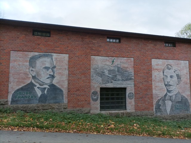 Na ścianie odnowionego budynku są murale z  Ewaldem i Georgem Franzky, którzy byli właścicielami browaru w Miedziance
