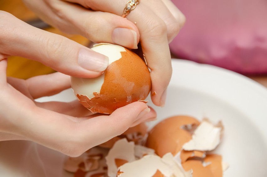 Jedno jajko na twardo to zaledwie 70 kcal i aż 6-7 g białka.