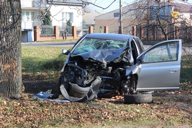 Na ulicy Nad Dobrzynką w Łodzi toyota yaris uderzyła w drzewo.