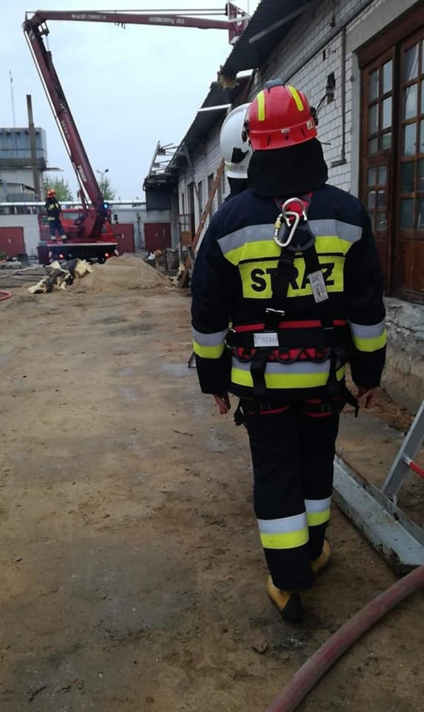 Pożar w stolarni w Łasku. W akcji kilka zastępów straży ZDJĘCIA