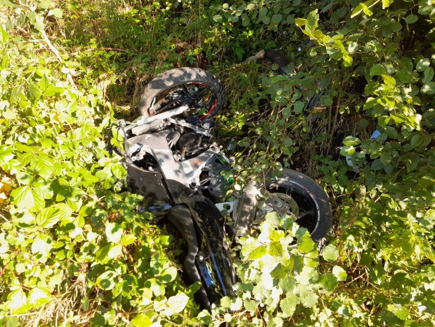 Powiat kartuski. Śmiertelny wypadek w Mirachowie. 17-letni motocyklista uderzył w drzewo. 23.09.2022 r.