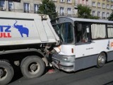 Wypadek na Marszałkowskiej. Autobus zderzył się z ciężarówką 