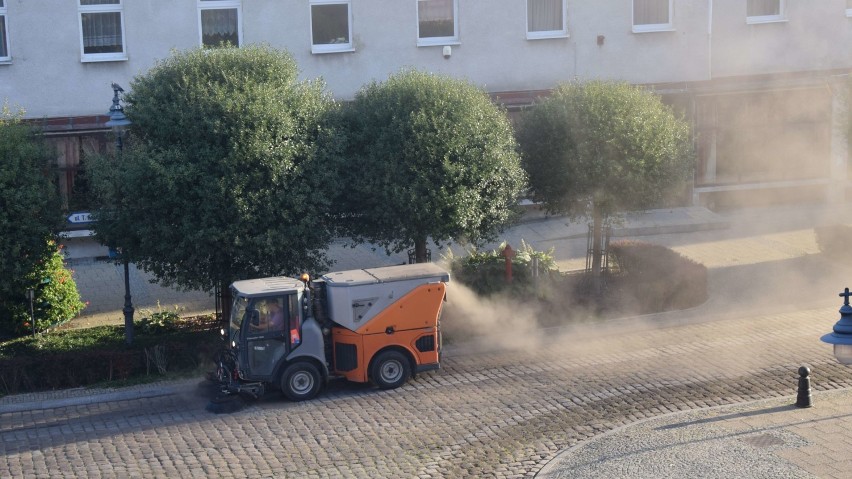 Malbork w obiektywie. Służby komunalne w akcji. Poranne sprzątanie ulicy Kościuszki [ZDJĘCIA]