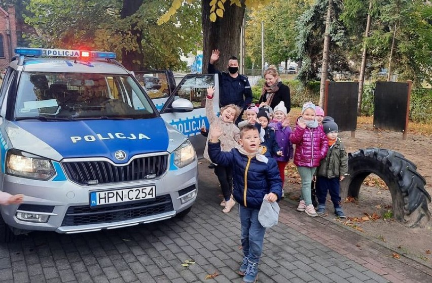 Malbork, Stare Pole. Dzielnicowi odwiedzili przedszkolaków w ramach akcji „Bezpieczna droga do szkoły”