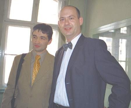 Artur Jarosz (z lewej) ze swoim obrońcą Andrzejem Mochnackim w gmachu sądu.  ireneusz stajer