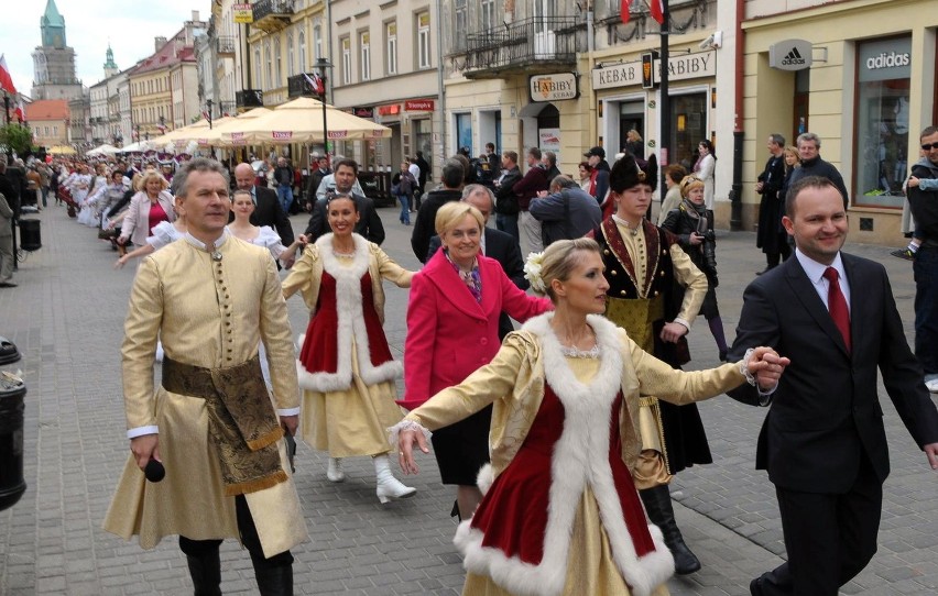Lublin: Krokiem poloneza przeszli przez miasto (FOTO, WIDEO)