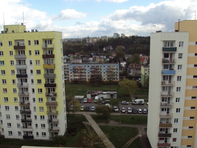 Mieszkańcy w liczbie ponad 100 zorganizowali spotkanie, aby walczyć o kawałek zieleni, gdzie chodzi się z psem, siedzi na  ławce w cieniu wielkich drzew, a zimą jeździ na sankach - pisze Marta Bejnar - Bejnarowicz