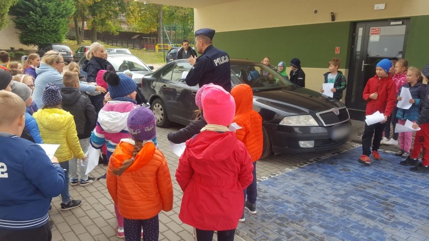 Policjanci z Pruszcza Gdańskiego i Gdańska przeprowadzili warsztaty „śledcze” dla dzieci ze szkoły w Lublewie
