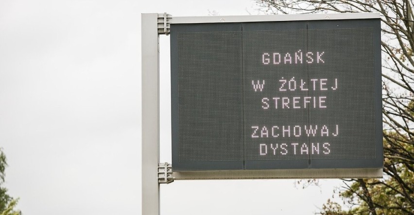 Gdańsk w żółtej strefie od 3.10.2020 r. Na tablicach zmiennej treści pojawiły się specjalne komunikaty. Jakie obostrzenia w żółtej strefie?