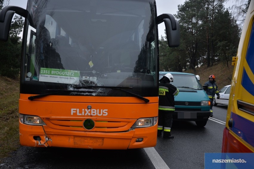 Wypadek na drodze Włocławek - Kowal. Zderzenie autobusu z samochodem dostawczym [zdjęcia]