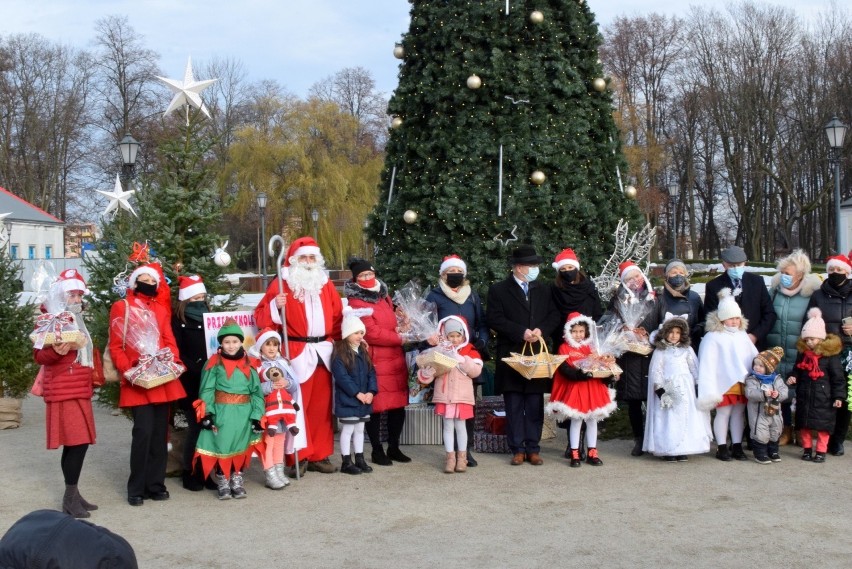 Okres świąteczny w Końskich można uznać za otwarty. Choinka już rozświetlona [ZDJĘCIA]