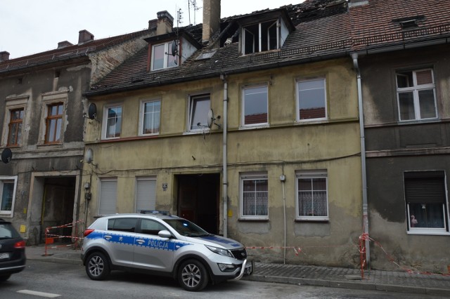 Kamienica przy Krakowskim Przedmieściu, w której wybuchł pożar jest zabezpieczona przez policję, która już trzeci dzień prowadzi tam swoje  czynności.