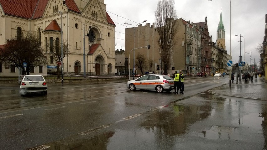 Strażacy zdejmują złamany krzyż. Zamknięte skrzyżowanie...