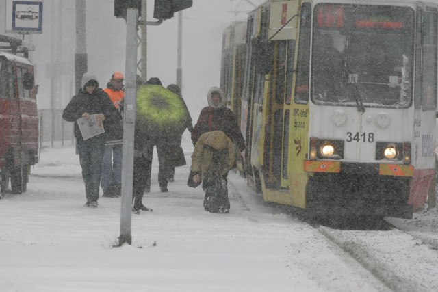 Śnieg w poniedziałek od rana utrudniał podróż kierowcom i pasażerom MPK.