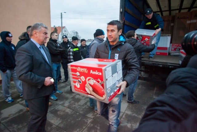 Pralki, kuchenki, lodówki i gadżety piłkarskie przywieźli ...