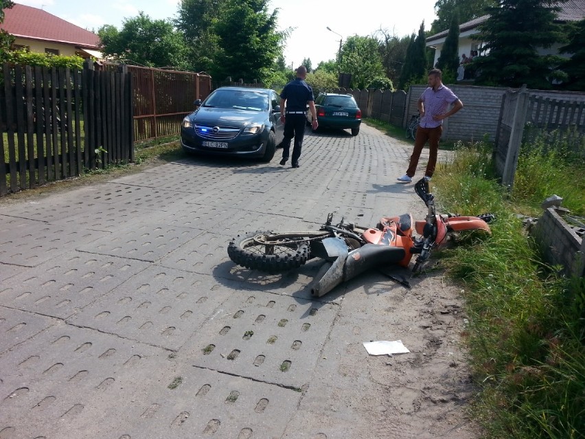 Wypadek na ul. Kolejowej w Tomaszowie: Pijany motocyklista rozbił się na płocie [ZDJĘCIA]