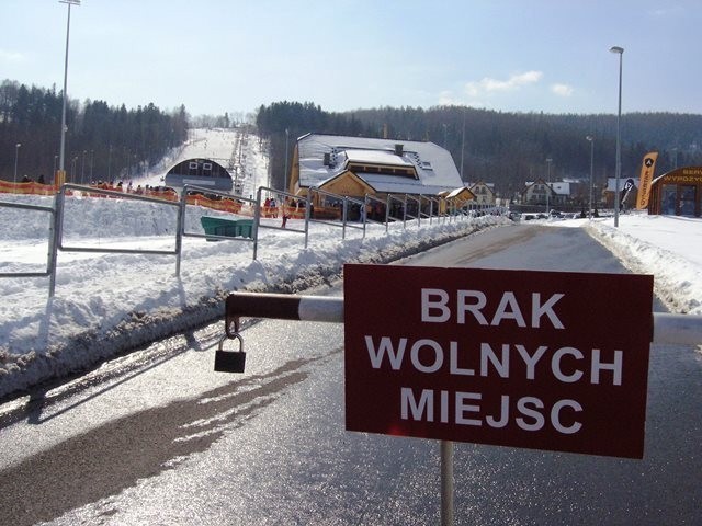 Bielsko-Biała: Na Dębowcu taki tłum narciarzy, że znów nie ma gdzie parkować [ZDJĘCIA]