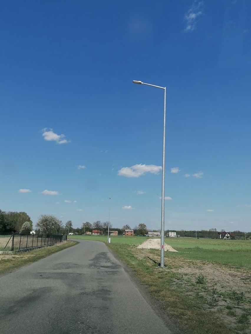 Linia oświetlenia ulicznego powstała przy dwóch drogach gminnych w miejscowości Stary Olesiec