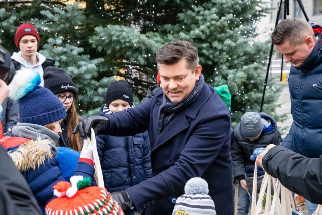 Wspólne śpiewanie "Przez Twe Oczy Zielone" i kolęd, przytulanie i moc uśmiechów. W takich okolicznościach podopieczni domu dziecka w Krasnem dostali paczki świąteczne od Zenka Martyniuka. Wcześniej uwolnili świątecznego karpia