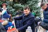 Rynek Kościuszki. Zenek Martyniuk wręczył dzieciom świąteczne paczki i uwolnił karpia (zdjęcia)