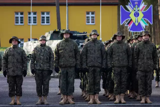 W środę, 11 grudnia, na placu apelowym w Wędrzynie uroczyście pożegnano żołnierzy wchodzących w skład kolejnej, VI zmiany Polskiego Kontyngentu Wojskowego w Rumunii.