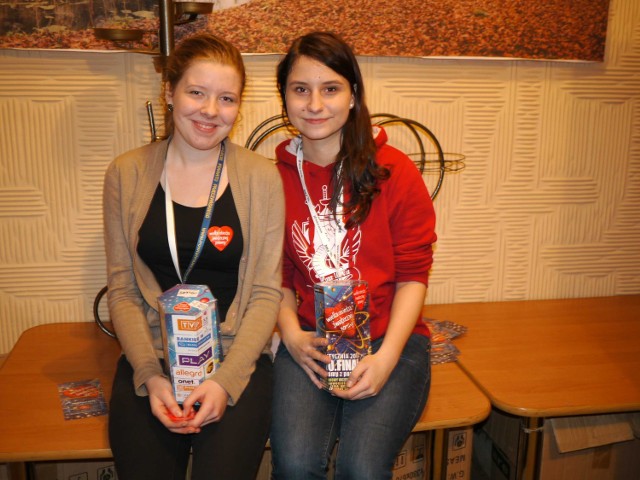 Od lewej Katarzyna Chłopaś i Ewelina Zjawiona, wolontariuszki z pajęczańskiego sztabu