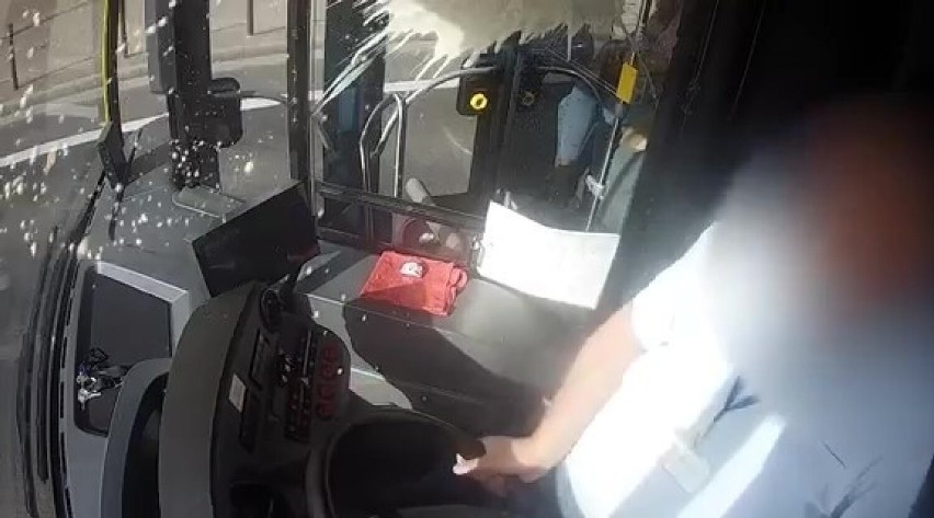 Kadr z nagrania z monitoringu autobusu