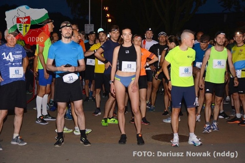 Dąbrowa Górnicza: X Nocny Bieg Świetlików dookoła Pogorii III. Zobacz ZDJĘCIA. Uczestnicy przebiegli 6km w ciemnościach!