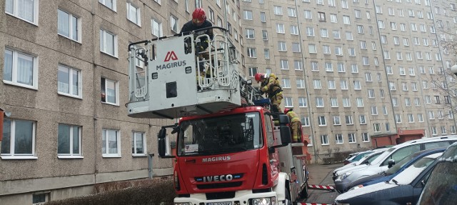 Na pomoc lokatorowi wzywającemu pomocy ruszyli strażacy z Wałbrzycha