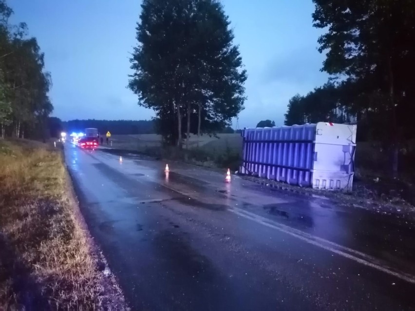 Dwie ciężarówki wpadły do rowu. Zdarzenie na drodze wojewódzkiej w gminie Lipnica| ZDJĘCIA