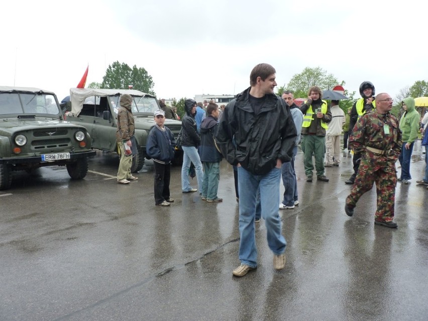 Zlot Pojazdów Militarnych Wapienniki 2012: Parada i pokaz w Radomsku [ZDJĘCIA+FILM]