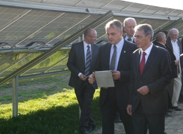 Farmę, jako pierwszą w Polsce, uroczyście otwarł w 2011 roku wicepremier Waldemar Pawlak (z lewej). Z prawej Wiesław Rajski