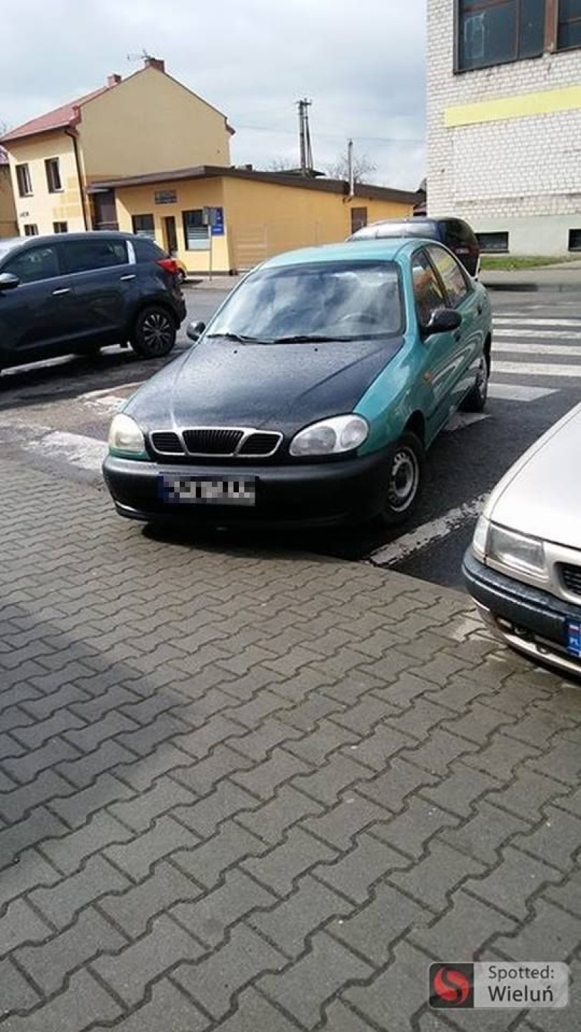 Mistrzowie parkowania w Wieluniu. Lepiej nie bierzcie z nich przykładu ZDJĘCIA